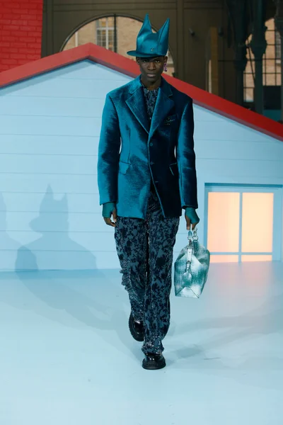 Look 32